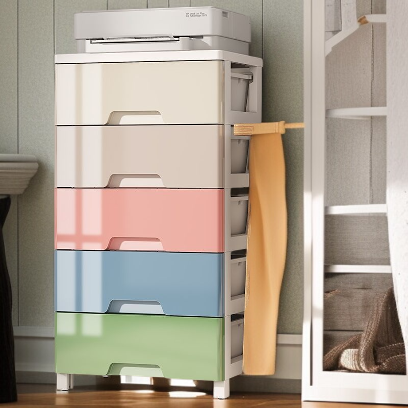 침실에서 사용 중인 플라스틱 수납장