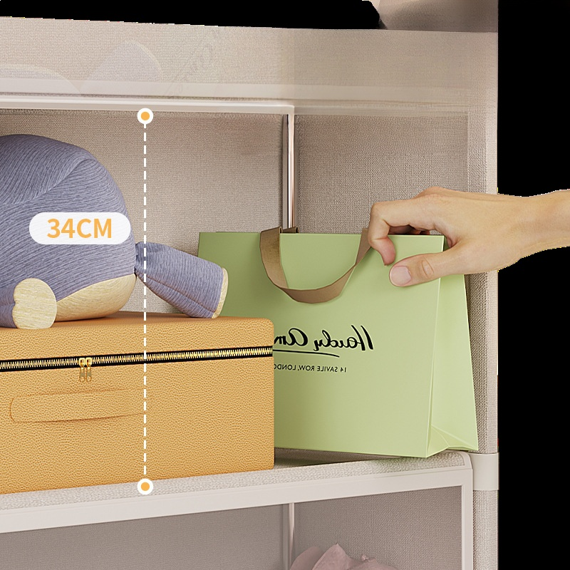 깔끔하게 정리된 의류 수납 공간