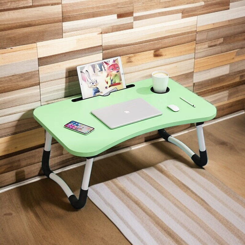 플로어 책상에 노트북과 책 진열