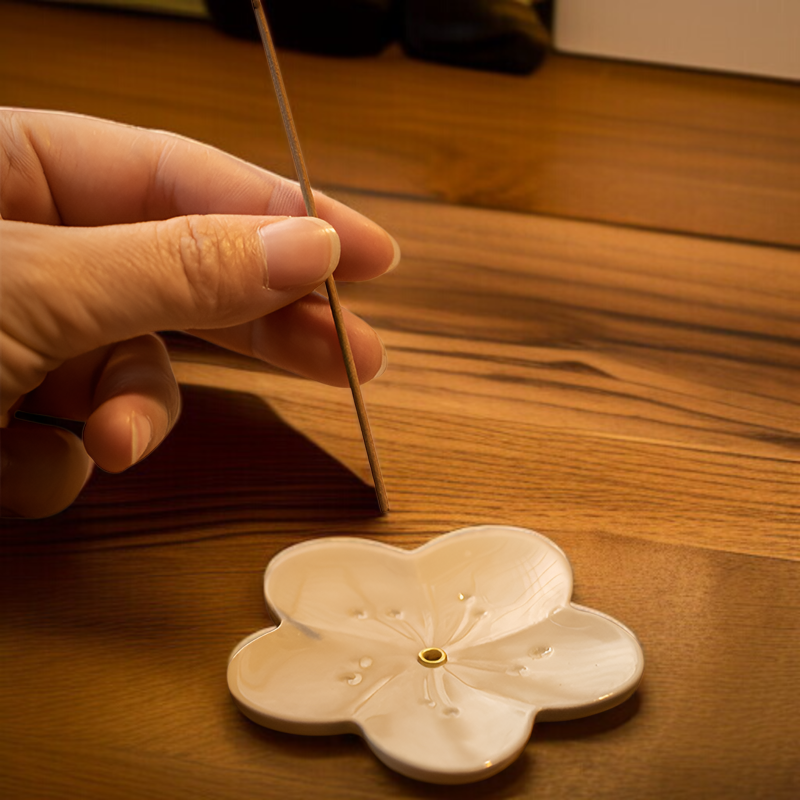 菊の花をあしらった秋の陶器製ミニ香炉