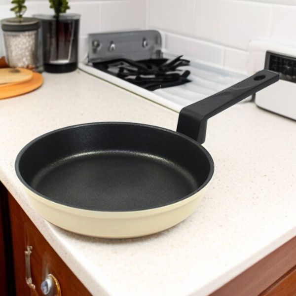 コンパクトサイズのフライパンを手に持つ