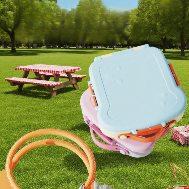 Kompakte Plastikbox mit Besteckaufteilung für unterwegs
