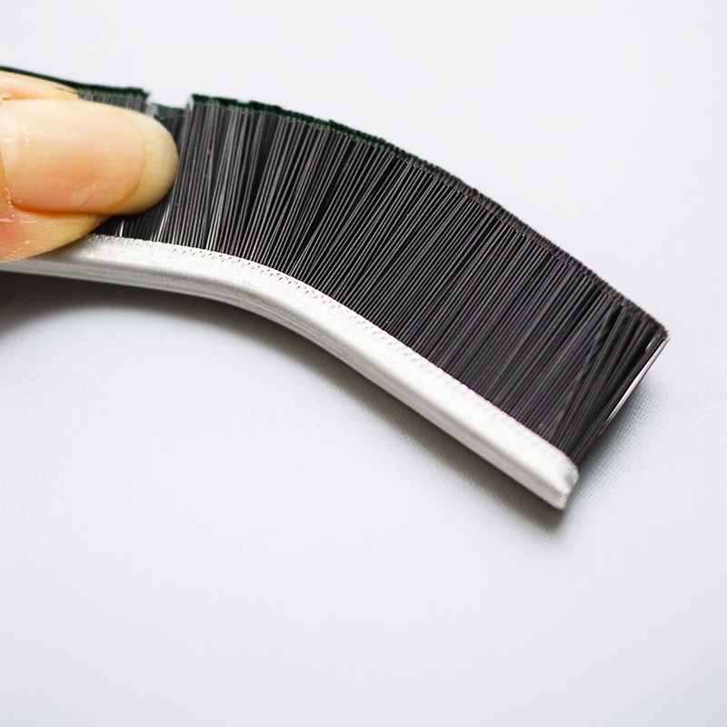 多目的ロングブラシで窓溝を掃除している様子