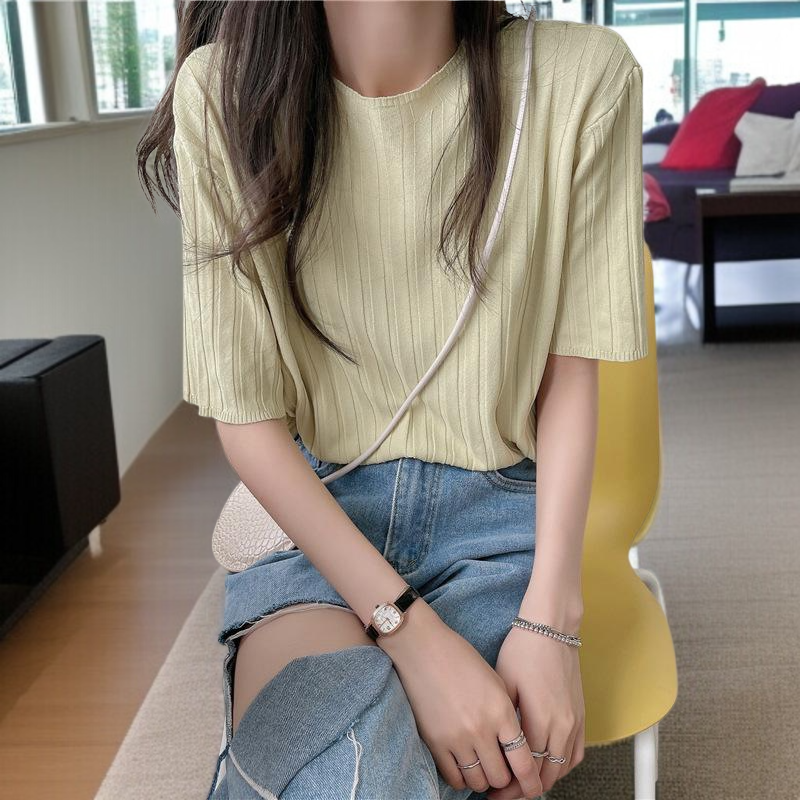 모던한 스타일의 반팔 니트티 코디