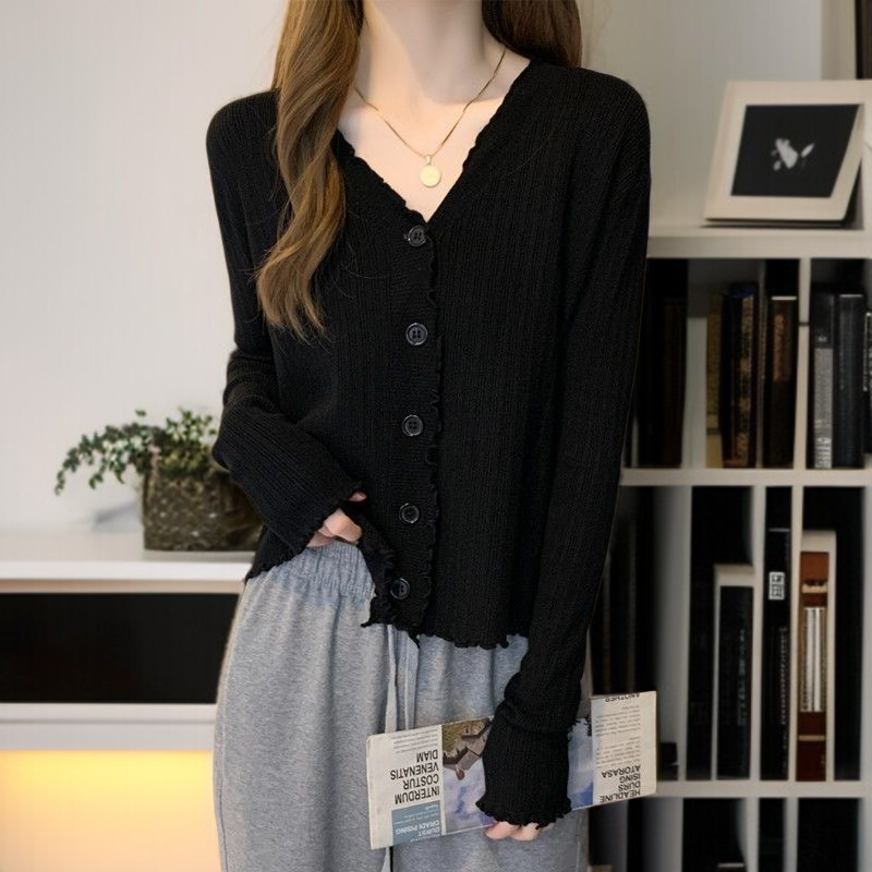 木耳エッジデザインのカーディガンディテール