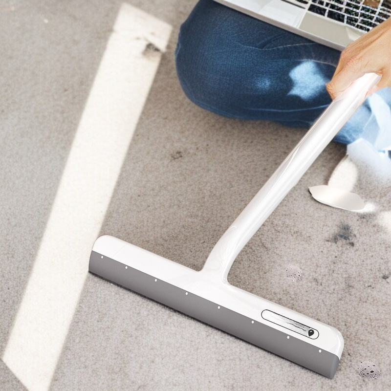 벽면 청소에 적합한 스크레이퍼 사용 모습