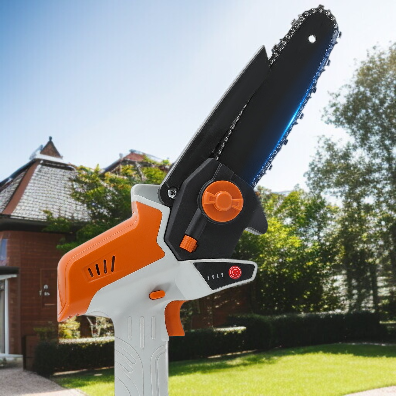 Scie de jardin rechargeable en action sur une branche