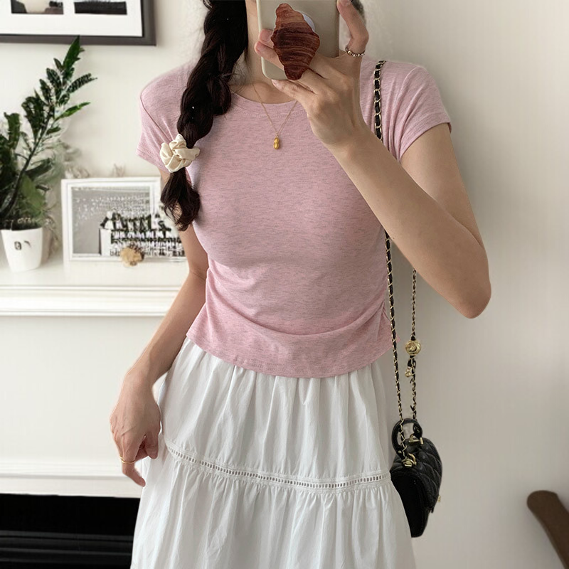 肩を美しく見せるデザインの夏用シャツ