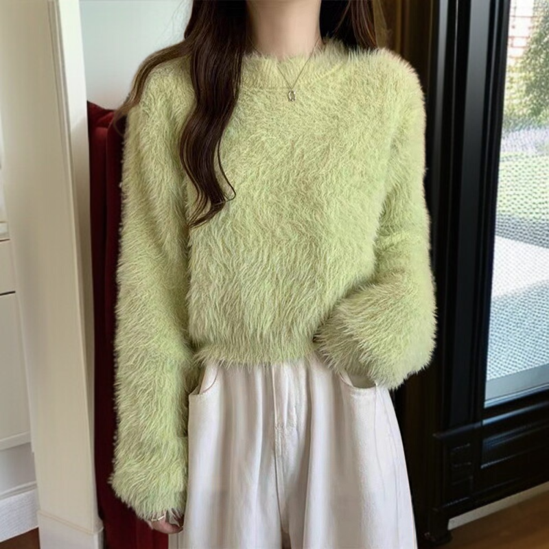 軽やかなショート丈セーターのコーディネート