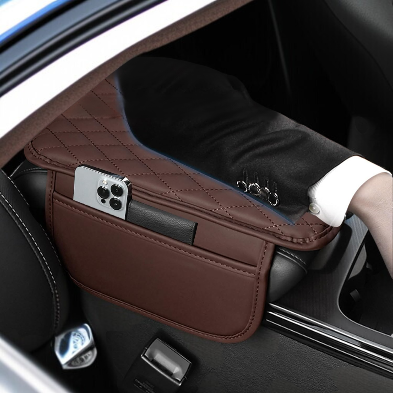 車内で使用中のアームレストボックスクッションの装着イメージ