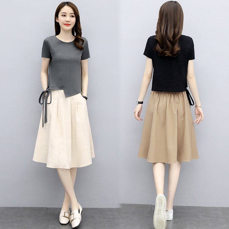 여성 티셔츠와 스커트 세트