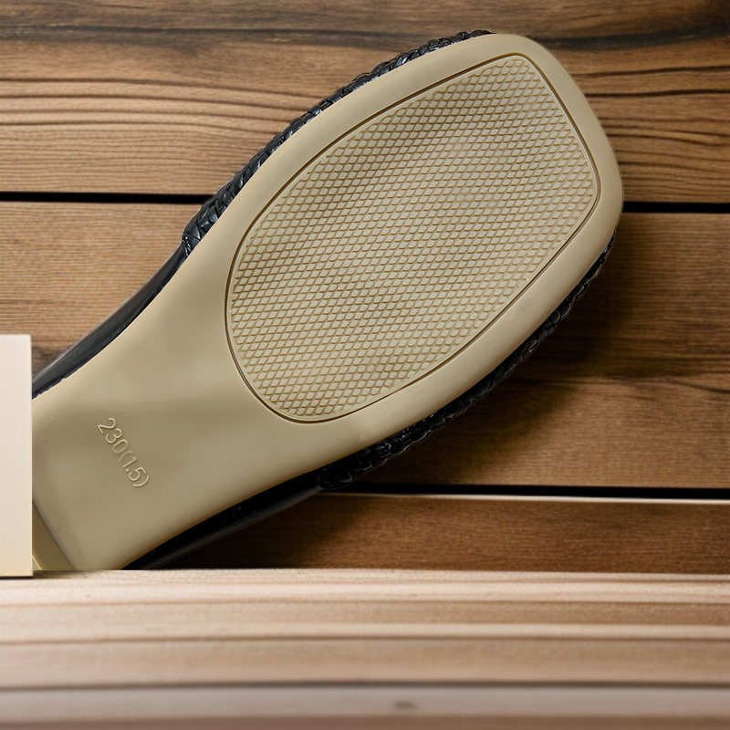 ソフトレザー素材の快適なフラットシューズ