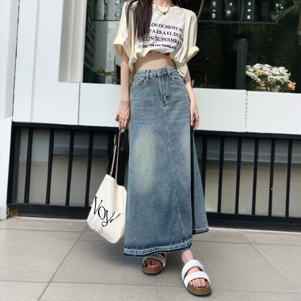 가을 여성 데님 롱스커트 착용 이미지