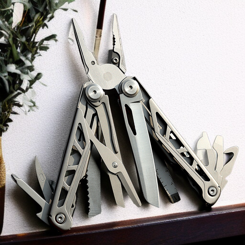 アウトドアキャンプで活躍するタクティカルプライヤー