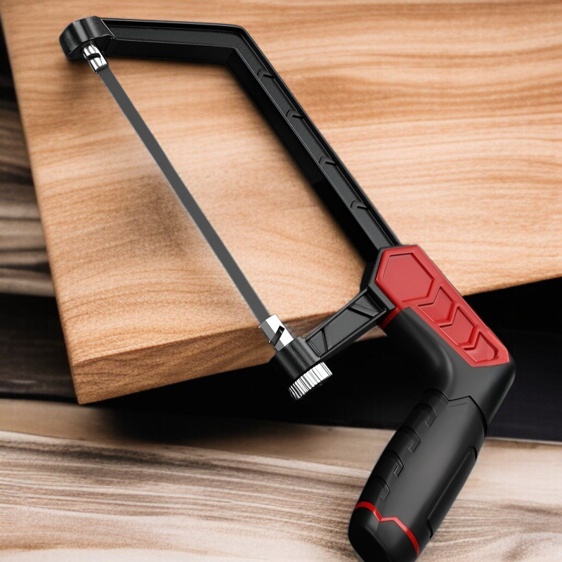 Detalle del mango ergonómico de la mini sierra