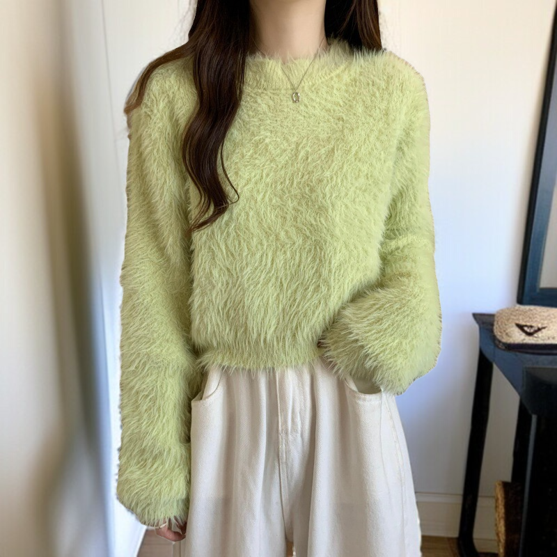 女性モデルが着る緩いニットトップ