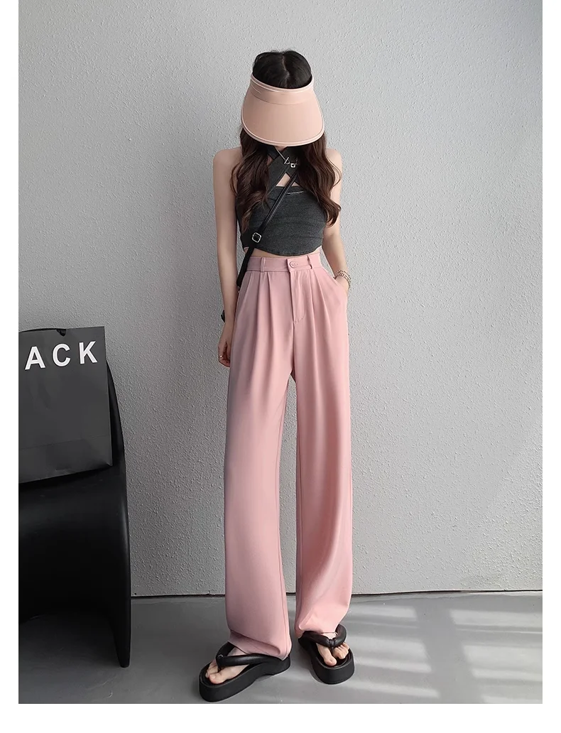 洗練された大人コーデのワイドスラックス