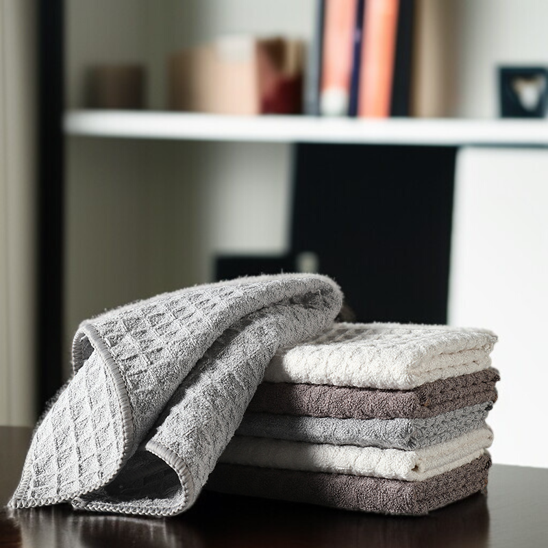 高吸収ワッフルクロスで食器を拭く様子