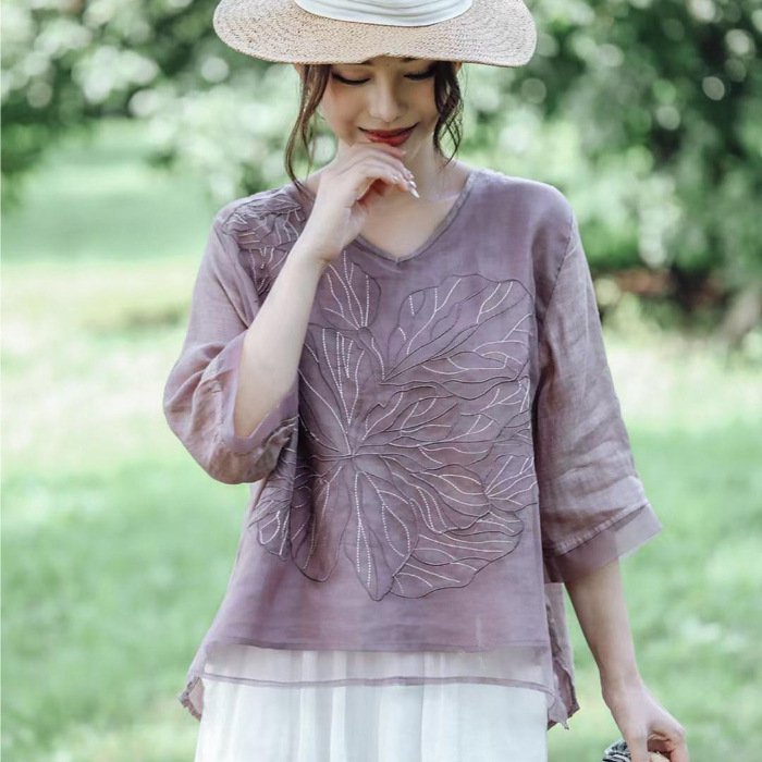 刺繍入りVネック綿麻ブラウス