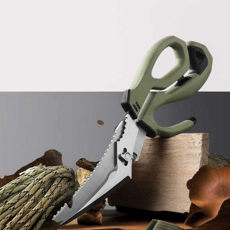 魚の骨を簡単にカットする釣りはさみの使用例