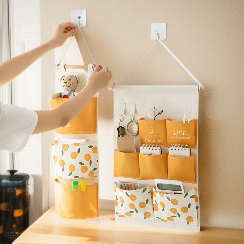 ベッドサイドに掛けられた壁掛け収納ポケット