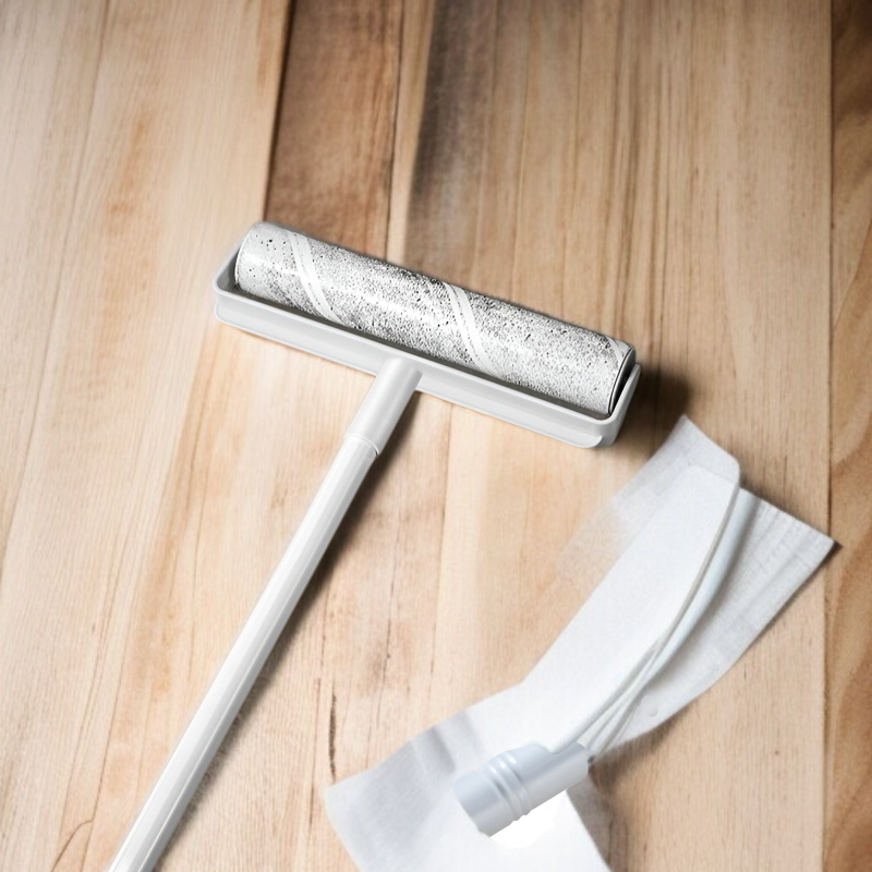 긴 막대 신축성 롤러로 침대 청소하는 모습