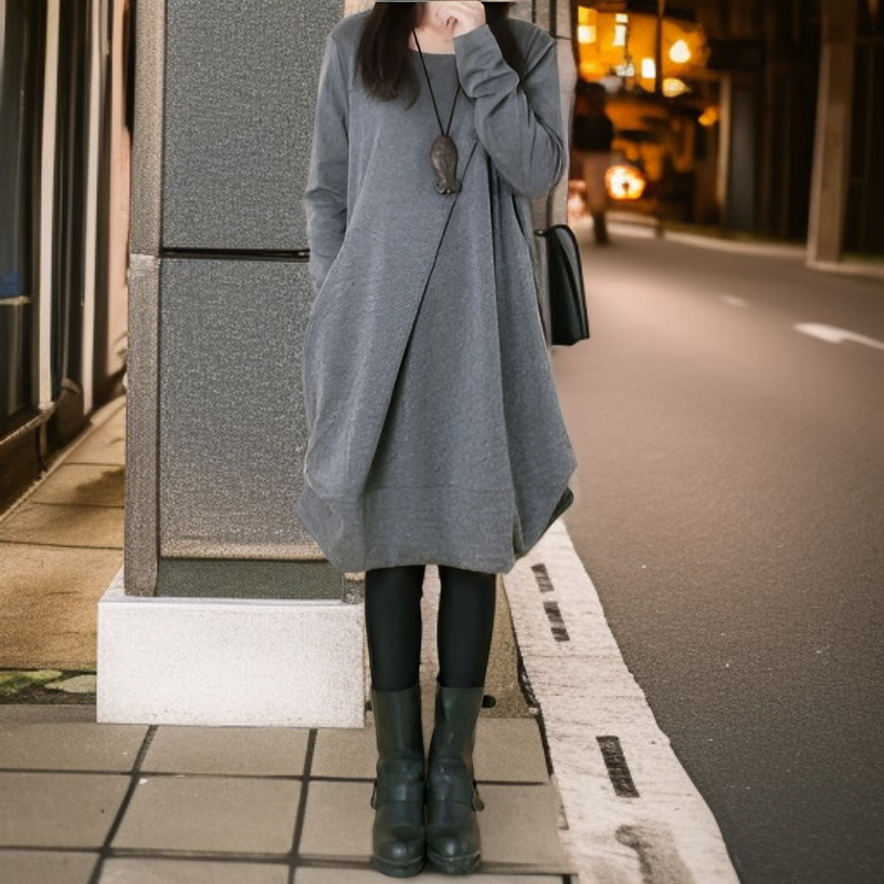 プリーツデザインが美しいラウンドネックワンピース