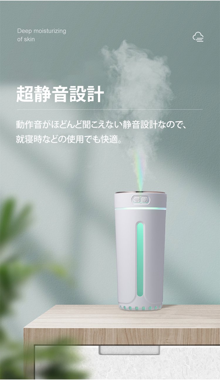 加湿器の水タンクを取り外す様子
