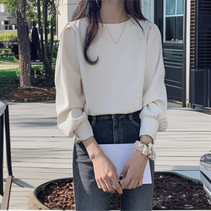 女性用秋の白い長袖シャツ正面写真